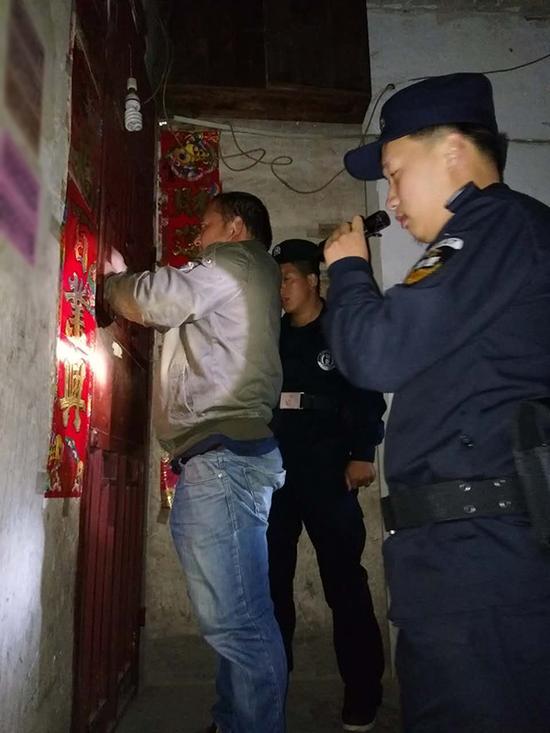 雷山县粗心妈妈误将幼女锁家中 民警全城寻开锁师傅开门